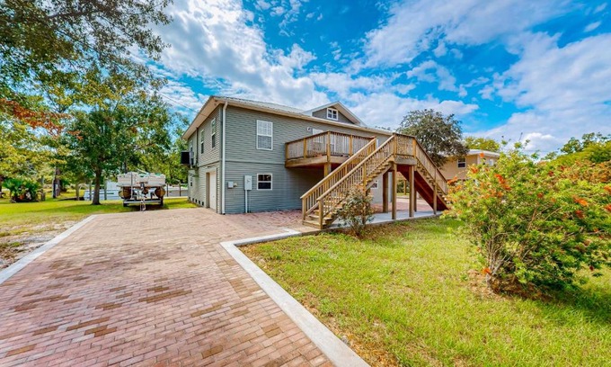 Shoreline Park House | Explore Up a Lazy River: Family and Pet-Friendly Escape