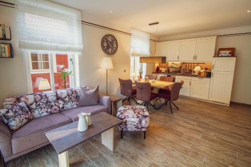 Upleward Apartment | Pet-Friendly Retreat: Up Besöök - Magnolie with Sauna