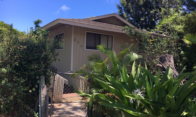 Makawao House | Newly Remodeled Retreat Near Beach with Ocean Views