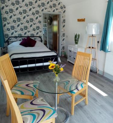 Enniskillen Apartment | Serene Getaway: Up on the Hill with Breakfast Included