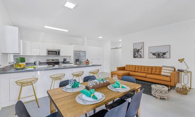 Allapattah Villa | Ideal Retreat for 16 Guests! Modern House by Wynwood