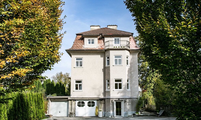 Nonntal Villa | Spacious Retreat for 16 with BBQ, Bikes & Ski Access