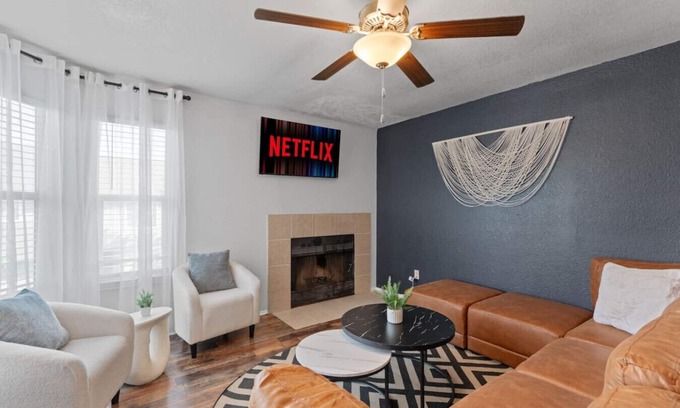 McNeil House | Up to 32 People - Luxurious Home