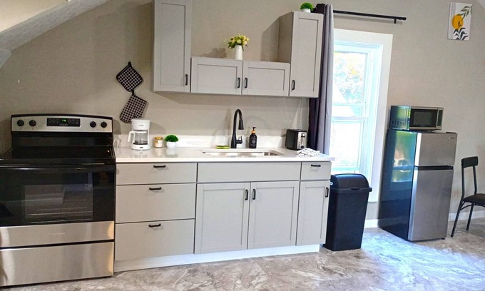 Cleveland Apartment | Cozy Up Unit Studio in West CLE with Family-Friendly Amenities