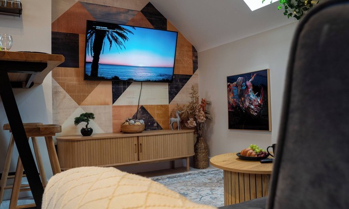 Derby Apartment | Upbeat Jungle Loft Apartment
