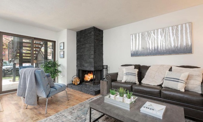 Aspen House | Central 1 BR in Aspen - Explore the Best of the City!