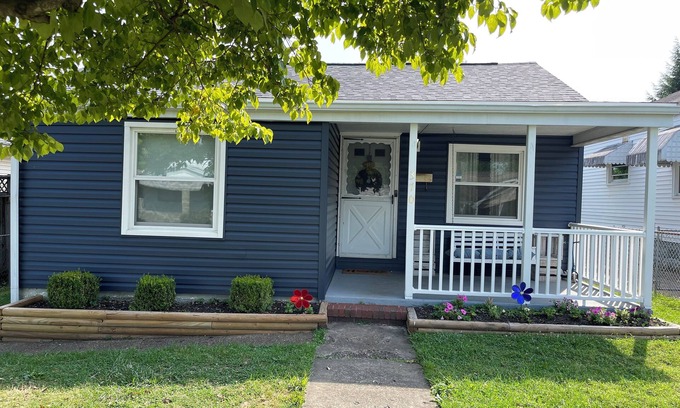 Huntington House | Pet Friendly 2BR Retreat with Ocean View in Huntington, WV