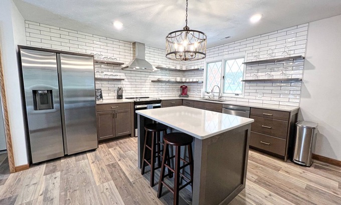 South Central Omaha House | Ideal 3 Bed 2 Bath Retreat in Omaha - Rated 10/10!