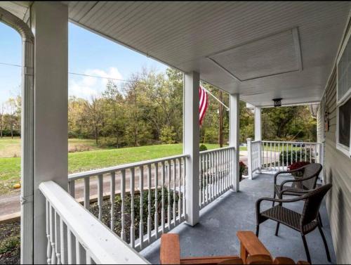 Loveland House | Updated 3bd Cottage on Bike Trail with River Access