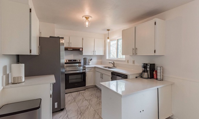 Oak Creek House | Guest Rated 10/10: Cozy 4-Bedroom House with Great Amenities