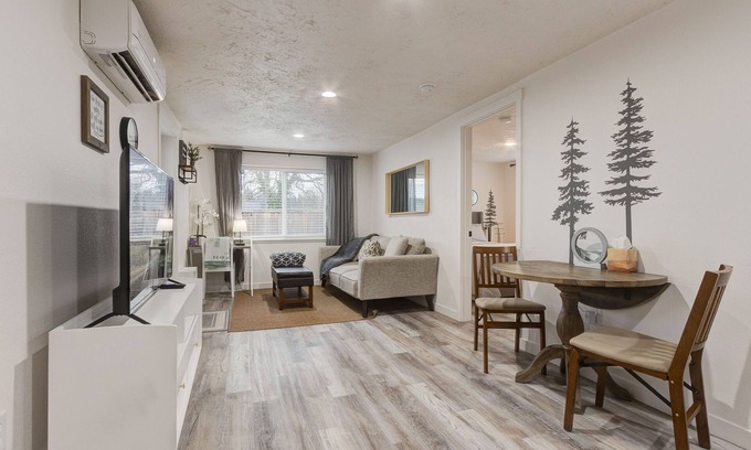 Starcrest Apartment | Bright and Inviting Guest Suite with Spa & Hot Tub Access