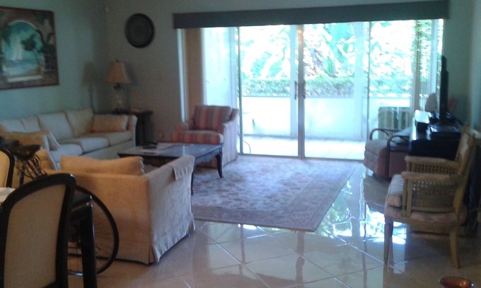 High Point Condo | Modern 2-Bed Villa with Pool & Spa Near SE Florida Ocean