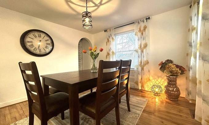 New Hartford House | Updated, bright Cape, Fenced-in yard, patio, BBQ, Sleep 6, minutes to Utica