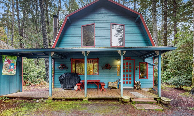 Bandon Cabin | Dog-Friendly Retreat Near Beach with Ocean View & Spa