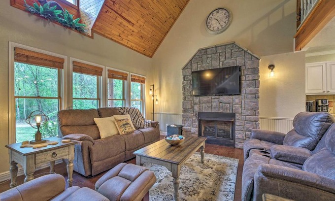 Calico Rock House | Pet-Friendly Cabin on White River with Perfect 10 Rating!