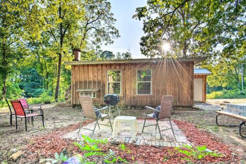 Hatton House | Welcoming Cabin with Porch, Steps from Cossatot River