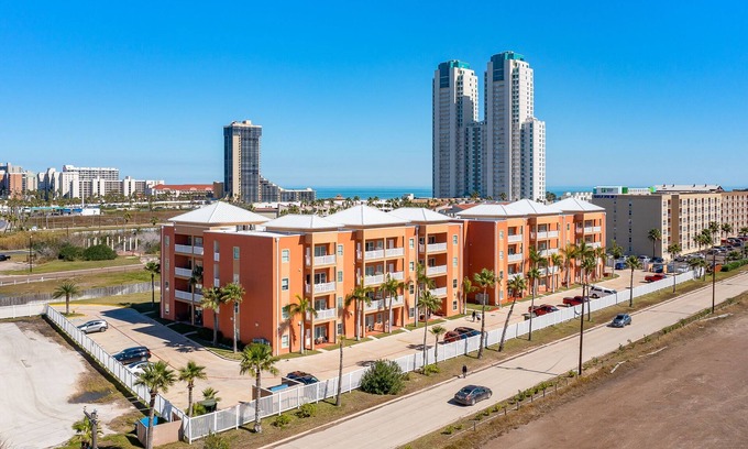 South Padre Island Condo | Inviting 4th Floor Condo with Pool, Hot Tub & Beach Access