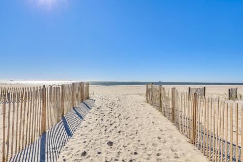 Dauphin Island Apartment | Relaxing Dauphin Island Condo with Pool and Ocean Views