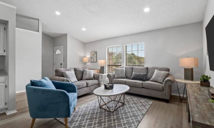 Denton House | Pet-Friendly 3 Bed Retreat in Updated Denton - Rated 10/10