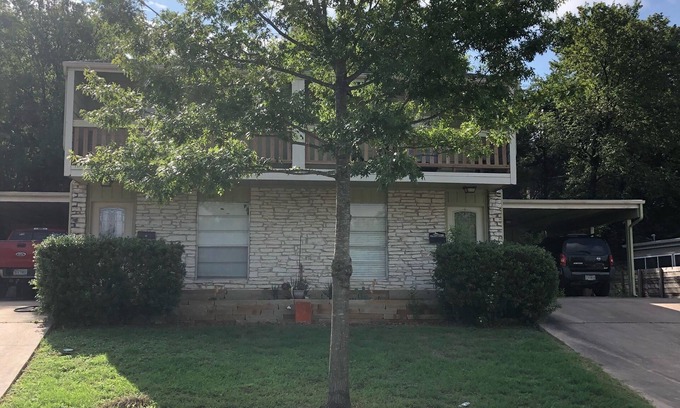 Barton Hills House | Convenient Duplex Retreat Near ACL Festival & Kids Welcome!