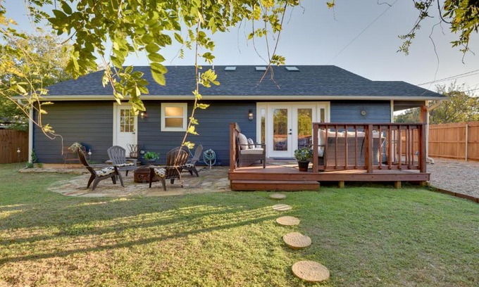 Granbury House | Welcoming Granbury Home in Historic District Awaits You!
