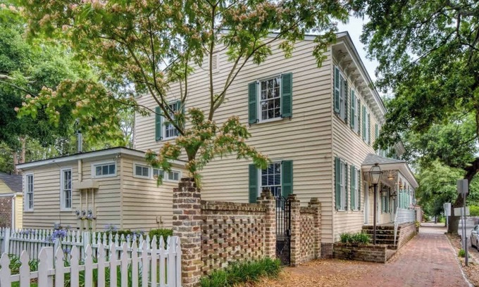 Hitch Village - Fred Wessels Homes Villa | Historic Condo Home: 3 BR with Private Baths & Great Amenities