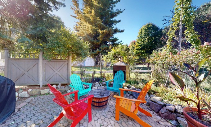 Empire House | Cozy Historical Cottage Steps from the Beach with Spa & AC