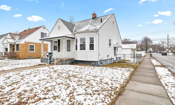 Dearborn House | Convenient Retreat! 10 Min to Airport & Greenfield Village