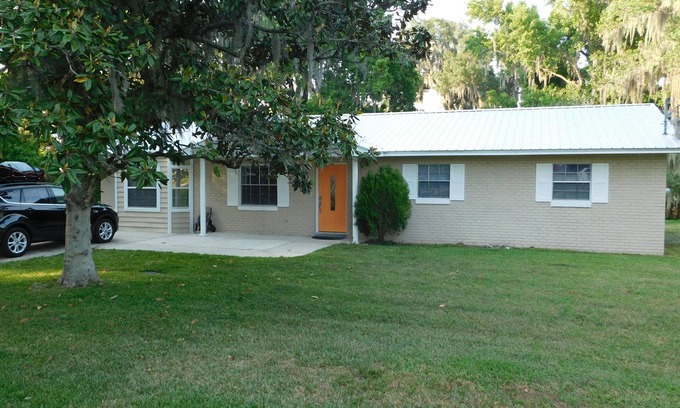 Yalaha House | Ideal Retreat in Peaceful Lake Harris Community
