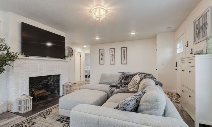 Pleasant Valley House | Modern Home in Vancouver with King Bed & Spa Amenities