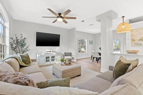 Tarpon Springs House | Inviting Five-Bedroom Home with Heated Pool near Beaches