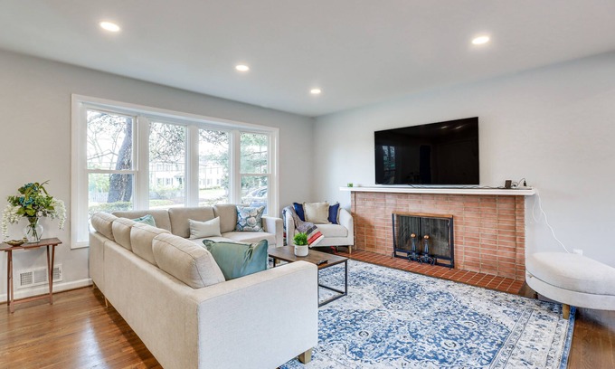West End House | Updated Home w/ Yard ~ 4 Mi to Old Town Alexandria