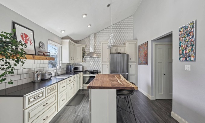 East MLK House | Updated Home with Gourmet Kitchen, Desk Setup and Keyboard, Perfect for Digital Nomads