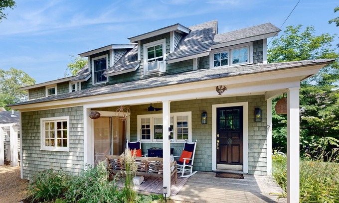 East Chop House | Updated house close to town and beach with patio, AC, and games