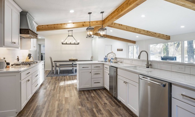 Enchanted Oaks House | Tranquil Lakeside Escape with Pool & Spa on Quiet Cove