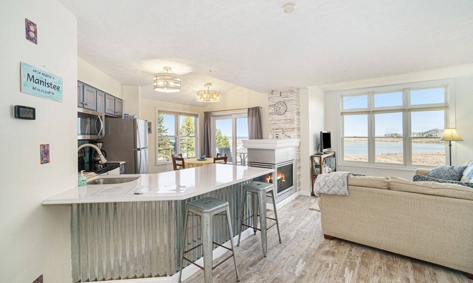 Manistee Condo | Inviting LK MI View - Pet Friendly with Oceanfront Bliss