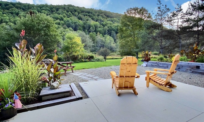 Ellicottville Apartment | Modern King Bed Retreat with Pet-Friendly Amenities