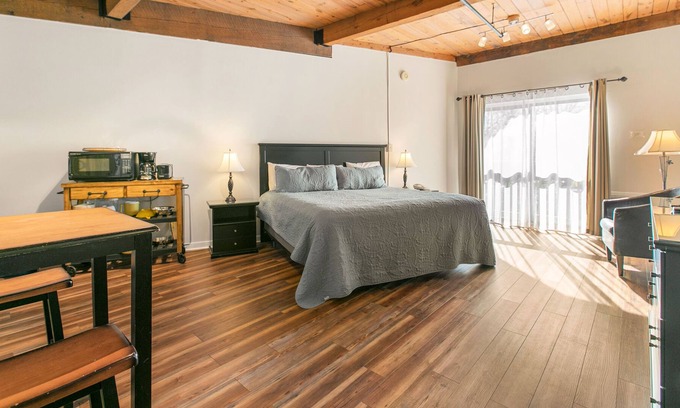 Wintergreen Apartment | Updated Mountain Inn studio - accommodates 2.
