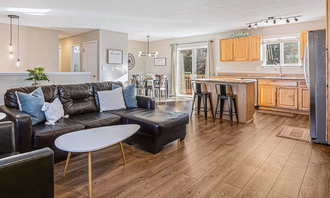 Castle Rock House | Inviting 3-Bedroom Retreat at the Foot of the Rock!
