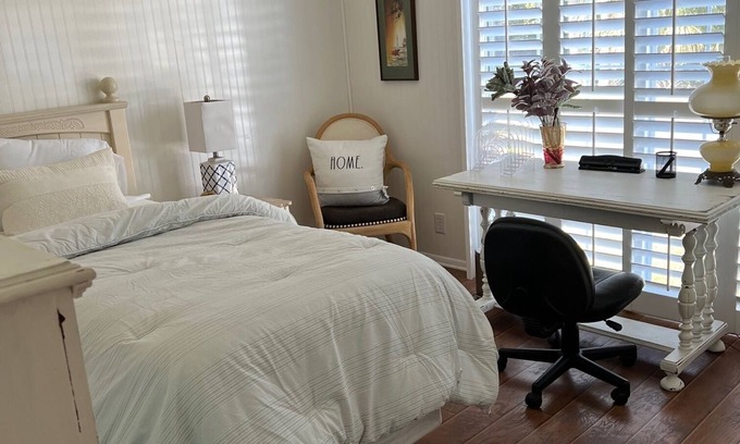 Crystal River House | Serene Mobile Home Retreat in Prime Location with Spa