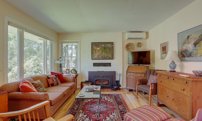 Hood River House | Charming Mid-Century Retreat with Pool & Spa Amenities