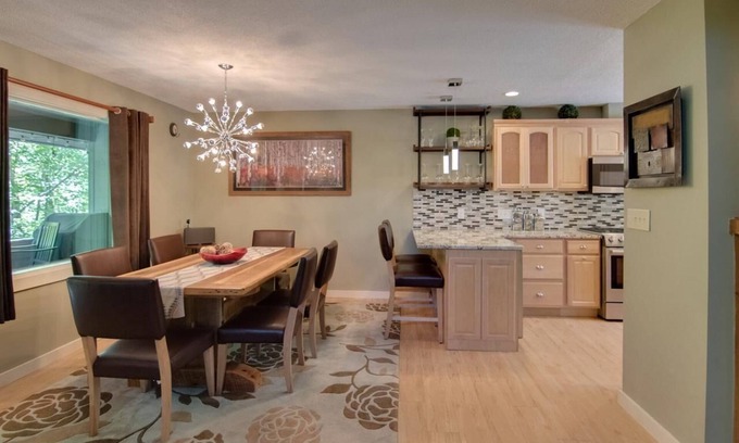 Lincoln Condo | Rare 4 Bedroom Clearbrook Condo with Family-Friendly Amenities