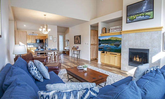 Redmond House | Pet-Friendly Eagle Crest Townhome with King Suite & Deck