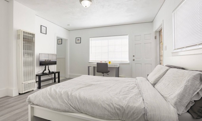 Emeryville Apartment | Bright and Inviting Private Studio with Breakfast Included