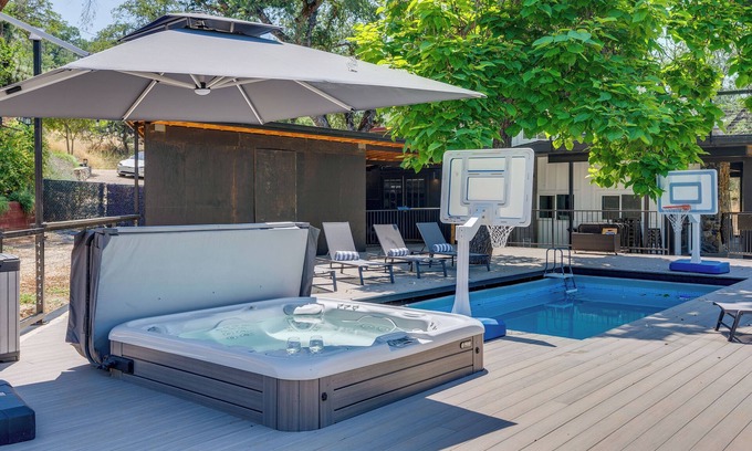Kaweah House | Cozy Three Rivers Retreat with Pool and Gas Grill Access