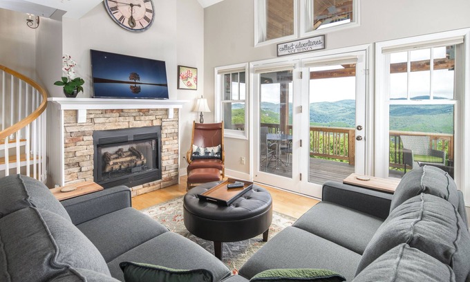 Banner Elk Condo | Bright Top Floor Condo with Ocean View & Pool Access