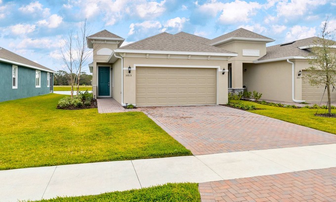Palmetto House | Updated townhome with a lake-view patio, pool & gym access, AC - dog-friendly