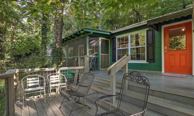 Lynn Cabin | Inviting Tryon Cabin on the Scenic Pacolet River