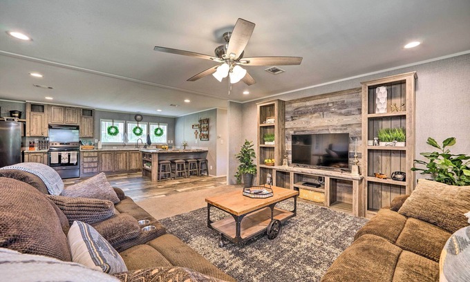 Tuskahoma Cabin | Experience Tuskahoma Cabin: Fire Pit, Deck & Pet-Friendly!