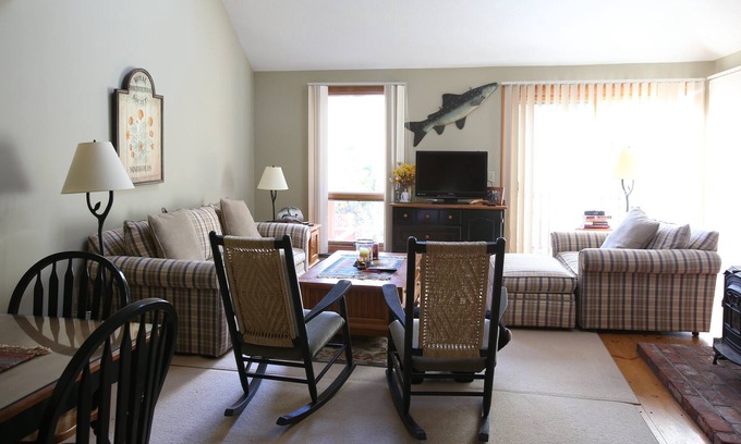 Grantham Condo | Updated two bedroom condo in the South Shore Heights of Eastman.